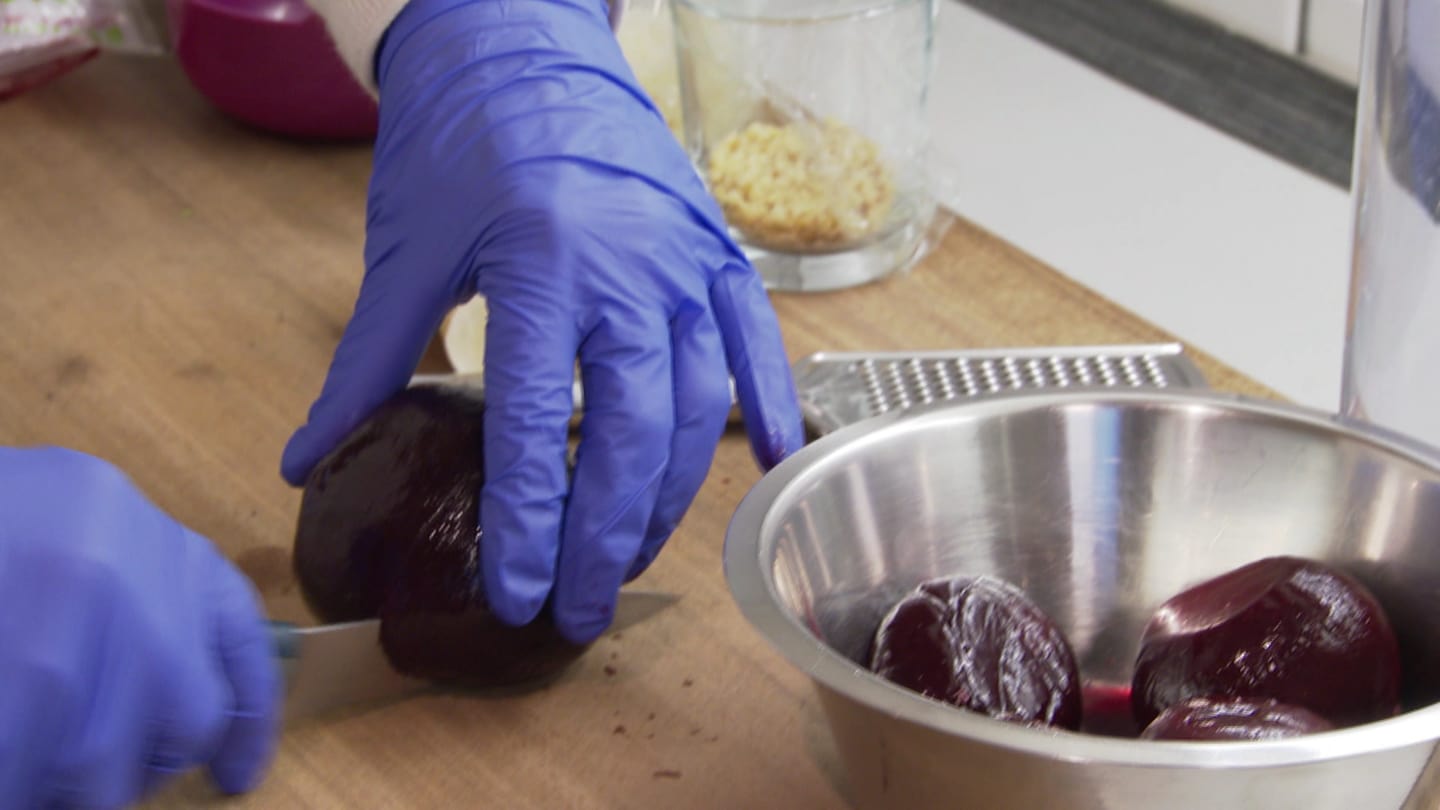 Pesto mit Roter Beete: Schnell gemacht und immunstärkend. Verarbeitet wird Rote Beete übrigens am besten mit Einmalhandschuhen. Das Gemüse färbt stark.