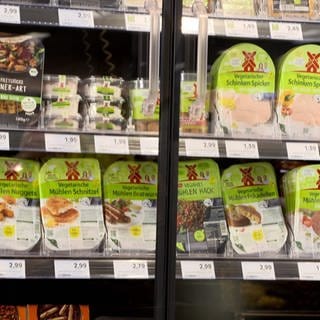 Fleischersatzprodukte in einer Supermart-Frischetheke