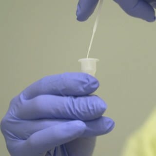 Corona-Antigen-Schnelltest - Abstrich wird in Sicherungs-Röhrchen eingebracht