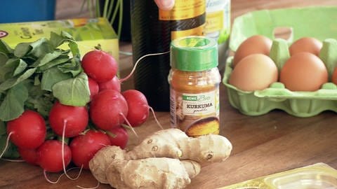 Radieschen, Ingwer, Kurkuma, Eier, Öl - gesunde Ernährung mit leckeren Zutaten