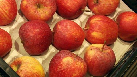Rote Äpfel in einer Obststeige