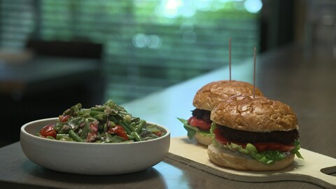 Burger mit Bohnenpatty und Bohnensalat