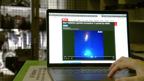 Laptop-Bildschirm mit Beitrag aus der britischen Presse zur Rolle von Strahlung als Auslöser von Corona