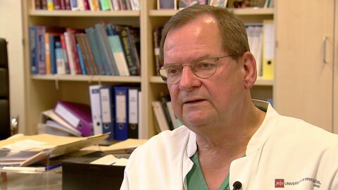 Kardiologe Prof. Thomas Münzel von der Universitätsmedizin Mainz gibt ein Interview in seinem Büro