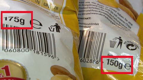 Zwei Chipstüten mit Inhaltsangaben und unterschiedlichen Gewichtsangaben bei gleichem Preis.