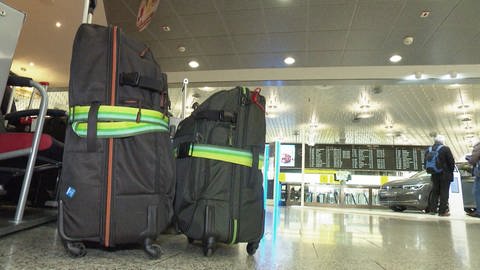 Koffer stehen in leerer Flughafen-Abertigungshalle