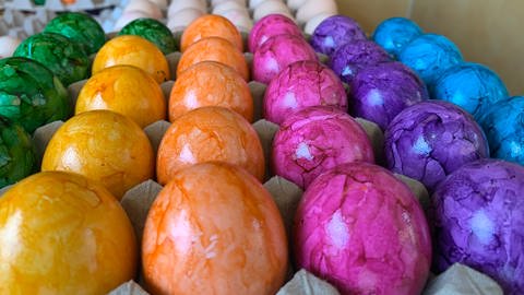 Bei gefärbten Eier aus dem Supermarkt fehlen oft Angaben, wie Herkunft und Haltung. 