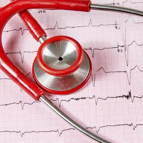 Stetoskop und EKG kommen bei Herzproblemen zum Einsatz