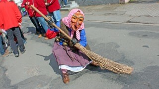 Eine Hexe beim Schärensprung in Trier-Biewer