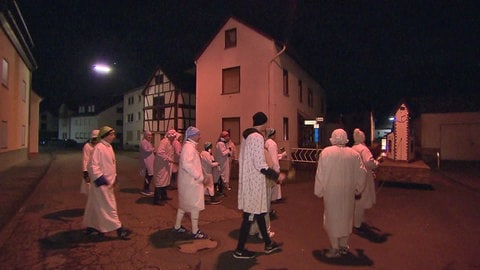 Um kurz nach sechs ist die Nacht vorbei in Heimbach-Weis. Dann läuten traditionell die Glockenmänner den Tag ein.