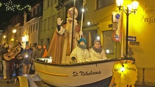 Nikolaus-Umzug im Boot in Oberwesel.