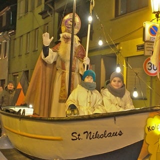 Nikolaus-Umzug im Boot in Oberwesel.