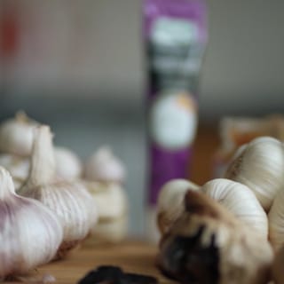 Knoblauch ist gesund und verleiht vielen Speisen das gewisse Etwas. Der Geschmack unterscheidet sich leicht, zum Beispiel ist weißer Knoblauch frischer und der fermentierte schwarze Knoblauch in der Regel milder.