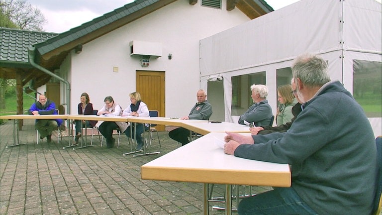 Hierzuland Rettersen Ratssitzung im Freien