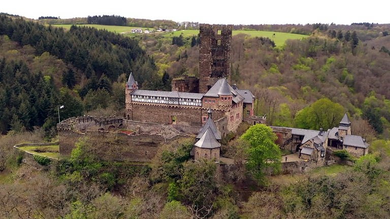 Hierzuland Sauerthal, Burg