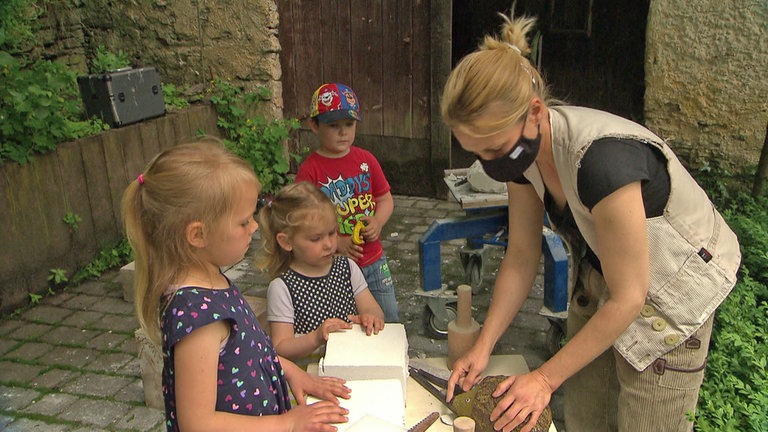 Hierzuland Nasingen Kinder bearbeiten Steine