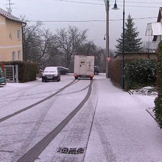 Bäckerei-Fahrzeug fährt durch schneebedeckte Wiesenstraße