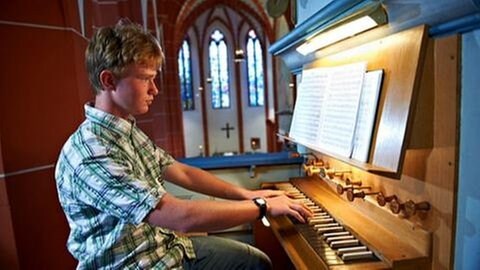 16jähriger Philipp John an der Orgel