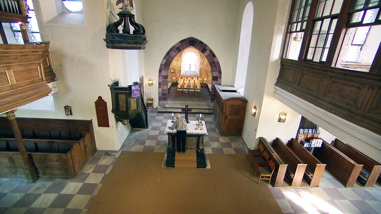 Der Küster in der Kirche in Mühlheim