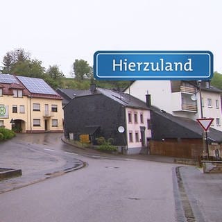 Onsdorf mit Hierzuland-Schild 