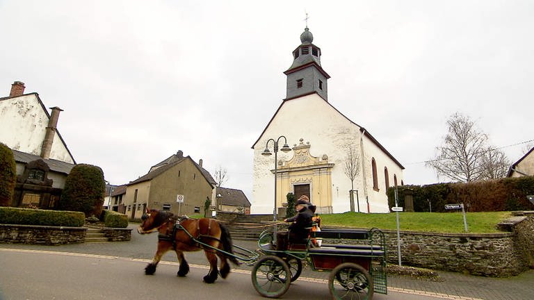 Niederöfflingen - Eine Kutsche fährt durch die Donatusstraße