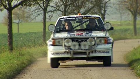 Rallye-Wagen auf Landstraße