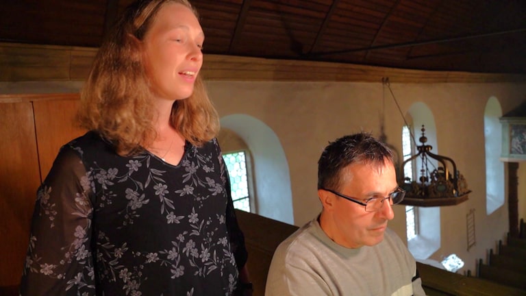 Pfarrerin Denise Roth und Organist Bernd Litzenberger