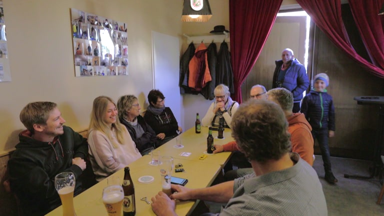 Besucher in der kleinen Kneipe