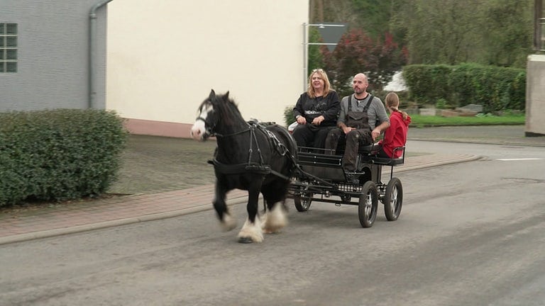 Dagmar Schorle und Harald Schwall auf der Kutsche