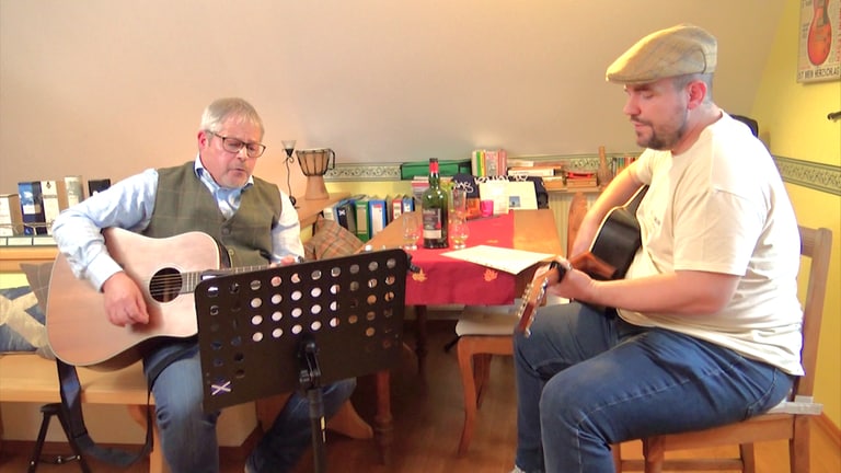 Joachim Weiler singt mit seinem Nachbarn Thomas schottische Folk-Songs