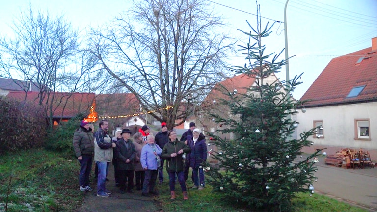 Anwohner beim Weihnachtsbaumschmücken