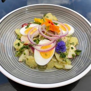 Kartoffelsalat mit Blüten