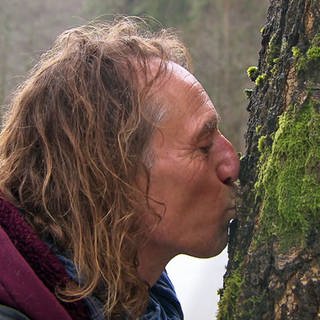 Achim Schnorrenberger küsst einen Baum