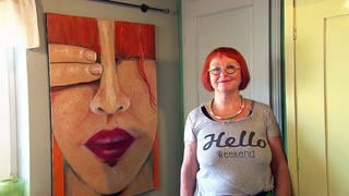 Malerin Anne Strunk in ihrem Haus im Westerwald vor einem ihrer Bilder