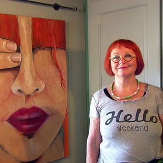 Malerin Anne Strunk in ihrem Haus im Westerwald vor einem ihrer Bilder