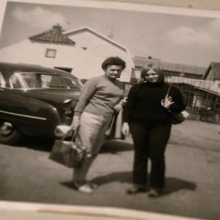 Die junge Hanne Hippe mit ihrer Mutter auf einem Foto