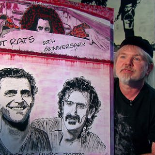 Engelbert Hölper mit einem Porträt von Frank Zappa und dessen Sohn Dweezil