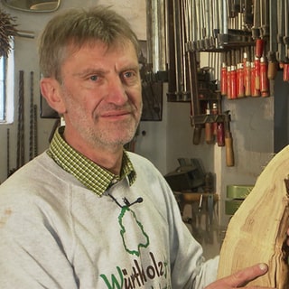 Erwin Würth bei der Arbeit mit Holz.
