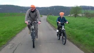 Uli Wenzel und sein Sohn tragen auch beim Radeln Turban.
