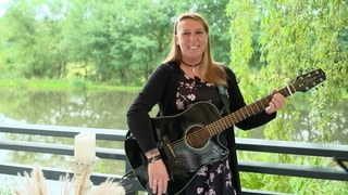 Eva Giel, freie Trauer- und Hochzeitsrednerin, mit Gitarre