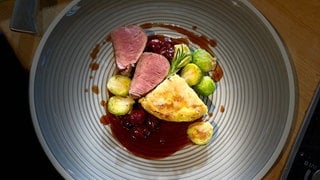 Kurzgebratenes vom Hirsch mit einer Steckrüben-Kartoffeltorte und Cranberry-Sauce