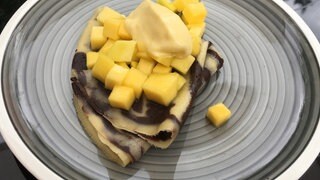 Zebra-Crêpes mit Mangoeis.