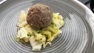 Leberknödel auf Spitzkohl