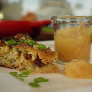 Dippekuchen mit Apfelmus.