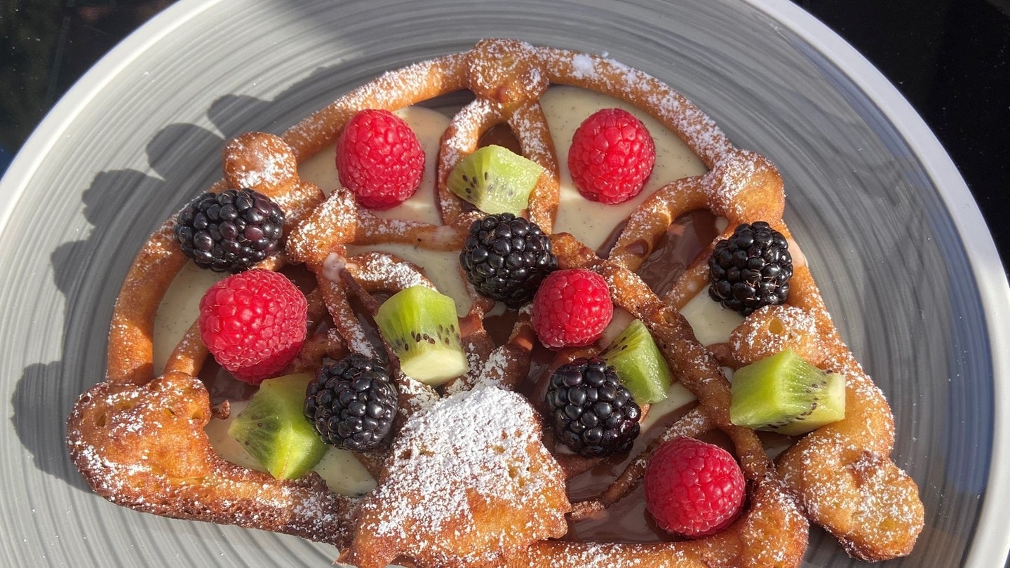 Fächer aus Spritzgebackenem mit zweierlei Soßen und Früchten