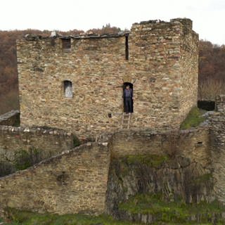 Die gesuchte Burg zählt flächenmäßig zu den größten Burganlagen im Hunsrück.