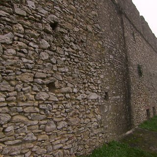 Eine Seitenansicht der rästelhaften Mauer in Rheinhessen.