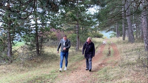 Holger Wienpahl wandert mit Naturpädagogin Anja Bayer