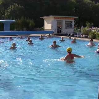 Menschen in Schwimmbad