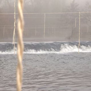 Seile über einen Fluss gespannt